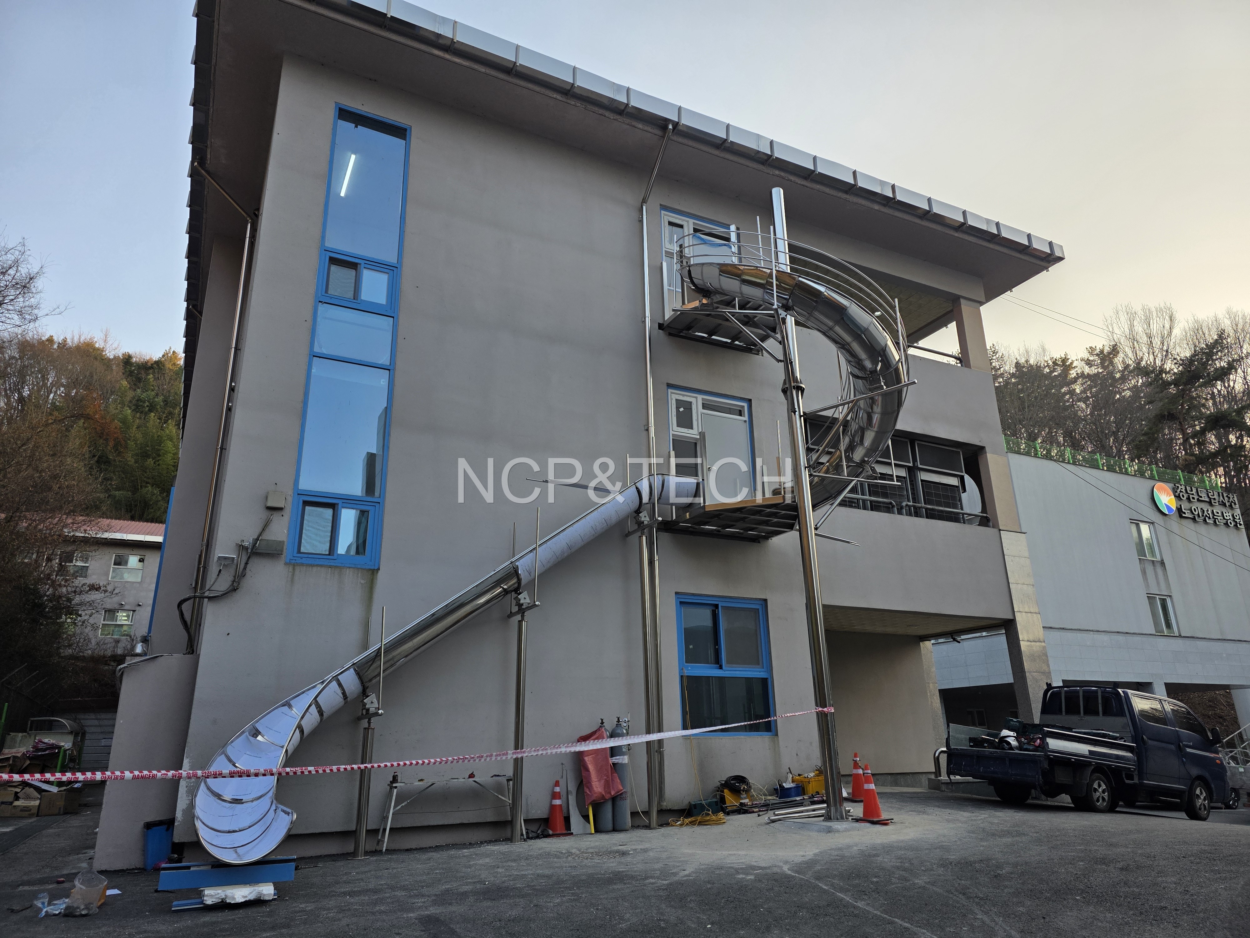 사천  행복한의료 재단 3층 피난미끄럼틀 시공