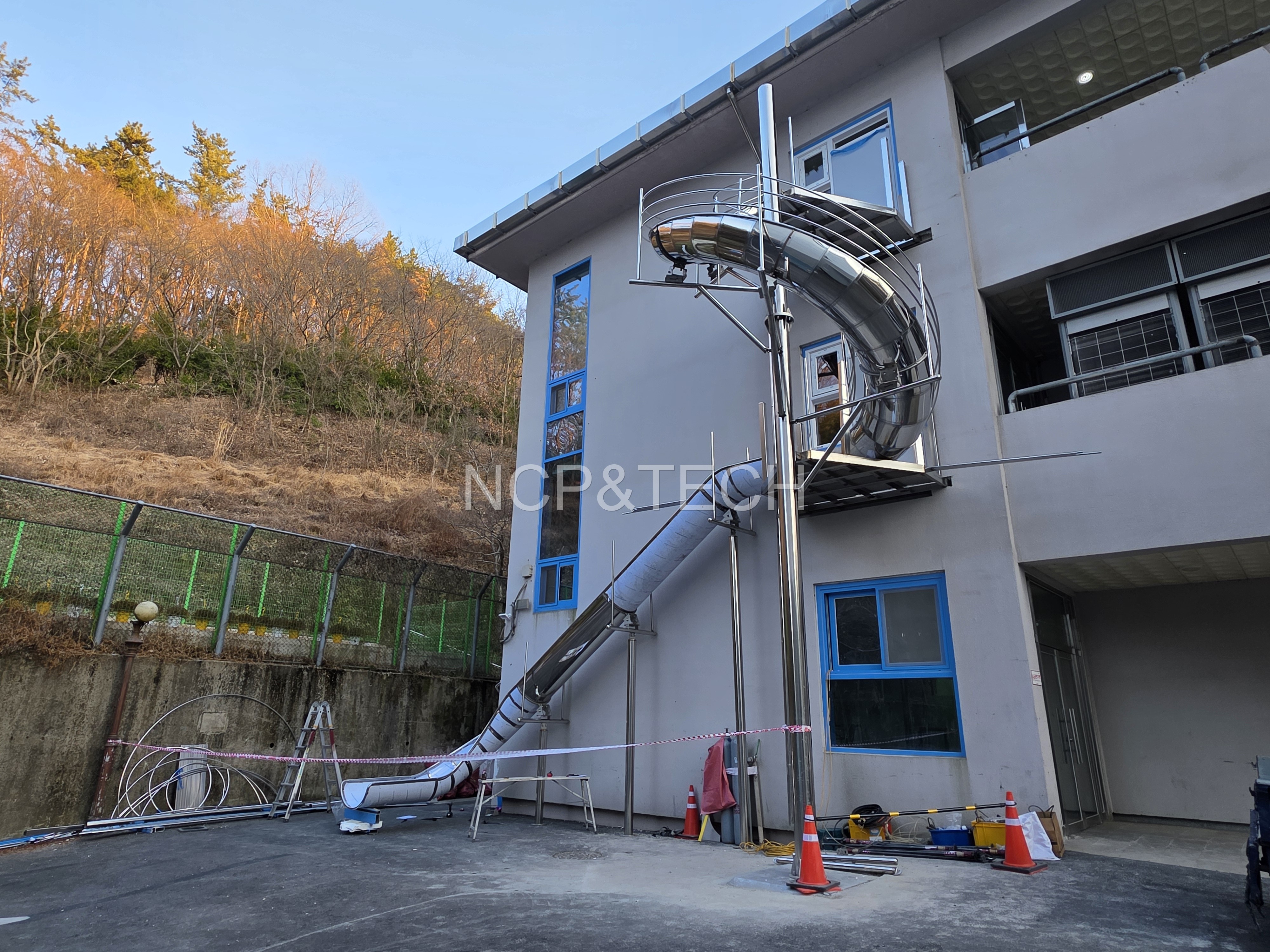 사천  행복한의료 재단 3층 피난미끄럼틀 시공