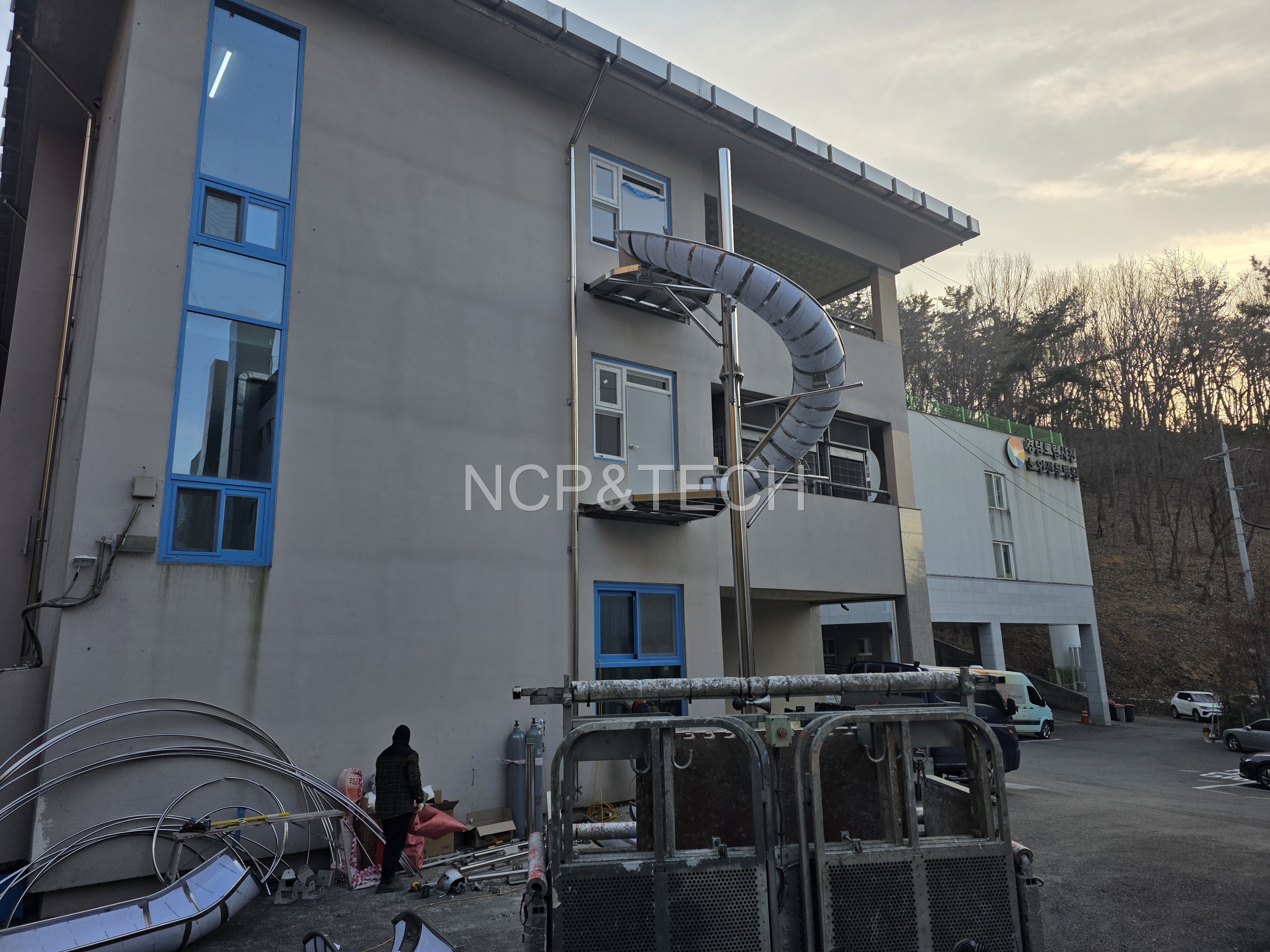 사천  행복한의료 재단 3층 피난미끄럼틀 시공