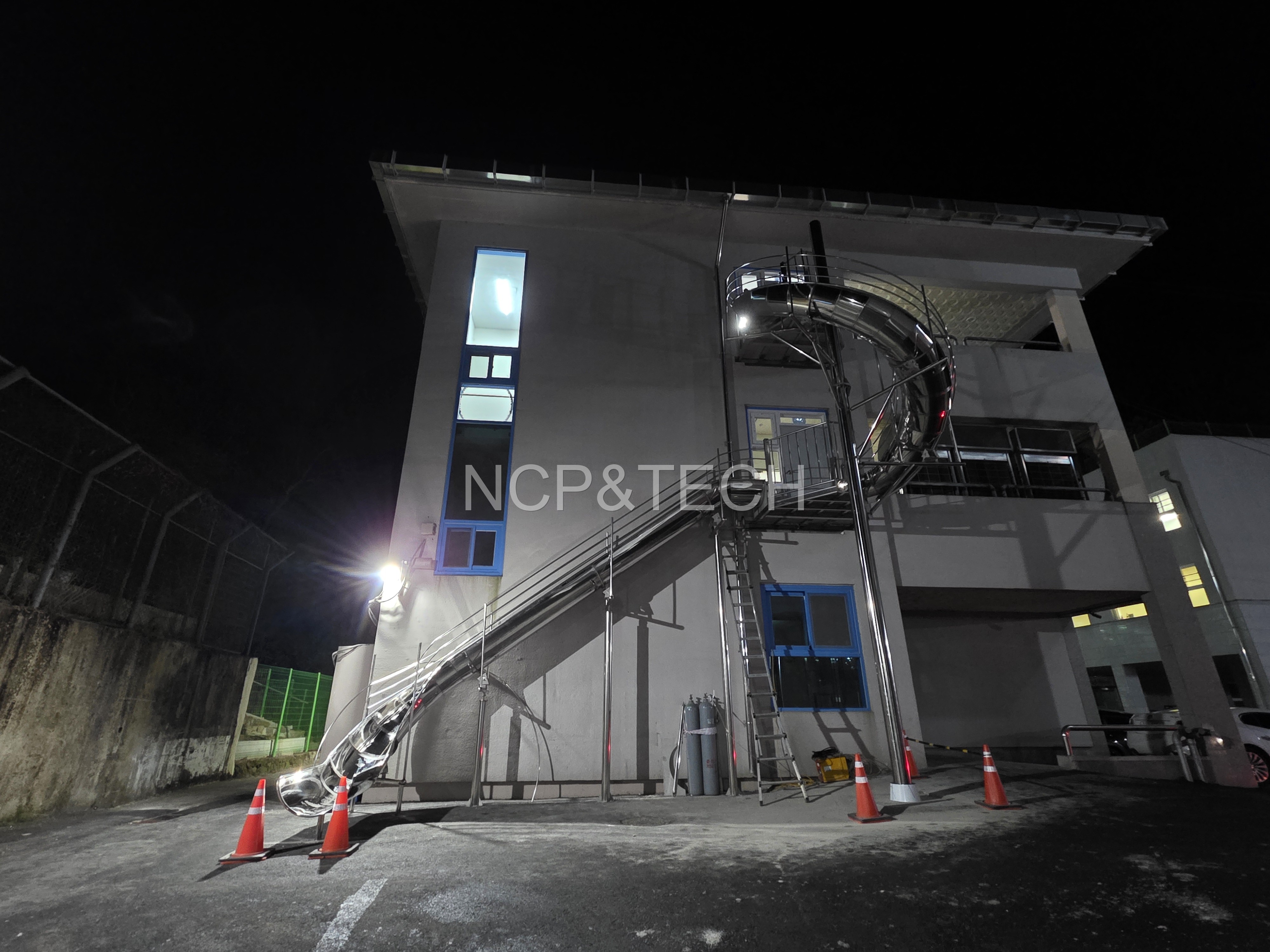 사천  행복한의료 재단 3층 피난미끄럼틀 시공